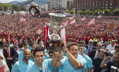 Gurpegui sujeta el trofeo junto al resto de los jugadores 