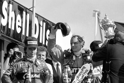Lauda celebra su victoria en el Gran Premio del Reino Unido, en 1982.