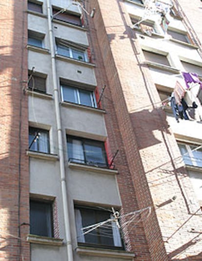 Edificio donde residía la mujer fallecida al caer de una ventana.