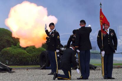 Soldados estadounidenses disparan una salva durante un cambio de mando para el general surcoreano Kim Byung-Joo, nuevo comandante adjunto del Comando de las Fuerzas Combinadas de la Repblica de Corea y los Estados Unidos, en la base estadounidense en Sel (Corea del Sur).