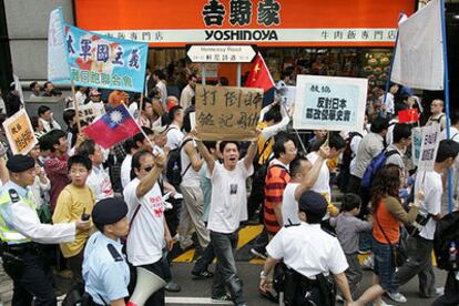 Manifestantes antijaponeses protestan en Hong Kong.
