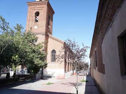 Iglesia de San Matía de Hortaleza junto a las dependencias de los Paúles (derecha) donde se iba a construir el gimnasio