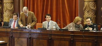 Vicente García (primero por la derecha), en la bancada del PP en un pleno del Ayuntamiento de San Sebastián.