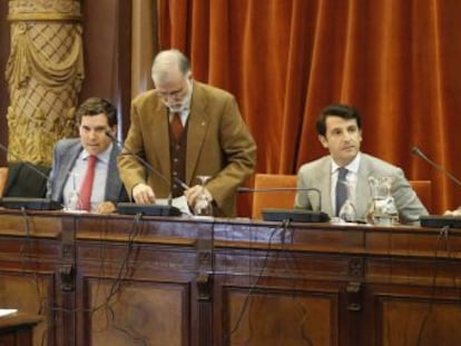 Vicente García (primero por la derecha), en la bancada del PP en un pleno del Ayuntamiento de San Sebastián.