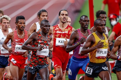 Mohamed Katir, en el centro de la imagen, en la final de 5000m