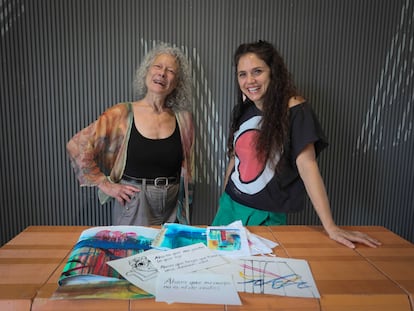 Laura Ciarlantini (Pintora, a la izquierda) y Zenaida Alcalde (Acrobatista) posando en el centro cultural Conde Duque, donde representarán el espectáculo circense 'Y ahora qué?' .
