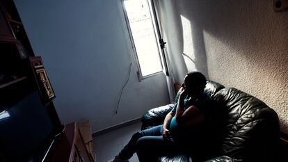 Alberto (nombre ficticio), de 60 años, en su casa de Vallecas (Madrid).