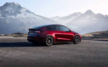 Tesla Model Y rojo