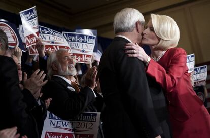 Gingrich era el favorito de las encuestas para llevarse los 76 delegados de este Estado del sur del país. En la foto, su esposa, Callista Gingrich, lo besa ante los seguidores de Atlanta.