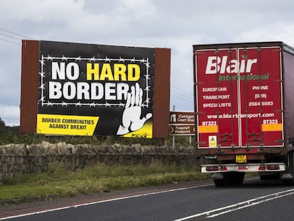 Un camión pasa junto a un cartel del Brexit en Raversdale (Irlanda) el 11 de septiembre.