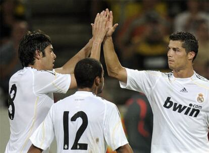 El jugador del Real Madrid Kaká celebra un tanto con su compañero Cristiano Ronaldo.