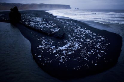 Trozos de hielo descansan sobre la escarpada playa de Vík.