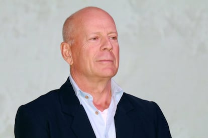 
El actor Bruce Willis deja temporalmente la actuación tras ser diagnosticado de afasia, ha informado este miércoles su hija, Rumer Willis, en una publicación en Instagram. ”Bruce ha estado experimentando algunos problemas de salud y recientemente ha sido diagnosticado con afasia, lo que está afectando a sus habilidades cognitivas”, reza el comunicado que aparece firmado por el resto de miembros de la familia de Willis. La afasia es una enfermedad cognitiva que, entre otras cosas, supone un trastorno del lenguaje y de la capacidad comunicativa hablada o escrita.