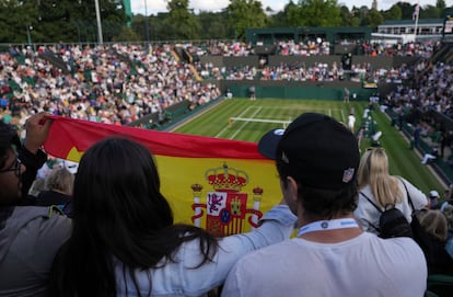 Dos espectadores sostienen una bandera española durante el partido entre Alcaraz y Griekspoor, el miércoles.