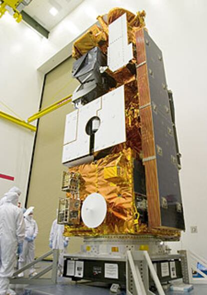 El satélite <i>Aura, </i>en la sala limpia antes del lanzamiento.