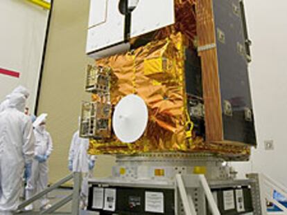 El satélite <i>Aura, </i>en la sala limpia antes del lanzamiento.