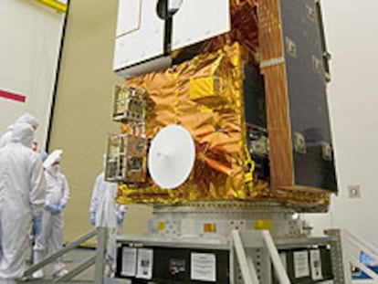 El satélite <i>Aura, </i>en la sala limpia antes del lanzamiento.