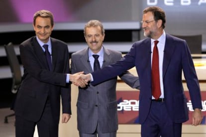 José Luis Rodríguez Zapatero saluda a Mariano Rajoy ante la presencia del periodista Manuel Campo Vidal, antes del primer debate electoral que ambos sostuvieron el 25 de febrero de 2008.