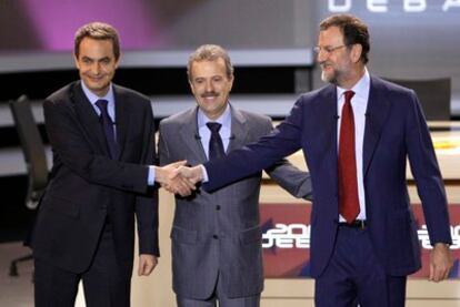 José Luis Rodríguez Zapatero saluda a Mariano Rajoy ante la presencia del periodista Manuel Campo Vidal, antes del primer debate electoral que ambos sostuvieron el 25 de febrero de 2008.