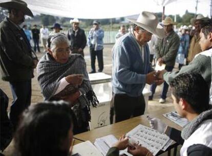 Vecinos del Distrito Federal votan en los comicios legislativos celebrados ayer en México.