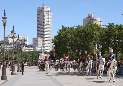 En total, 400 personas y 100 caballos escenifican el relevo con uniformes de la época.