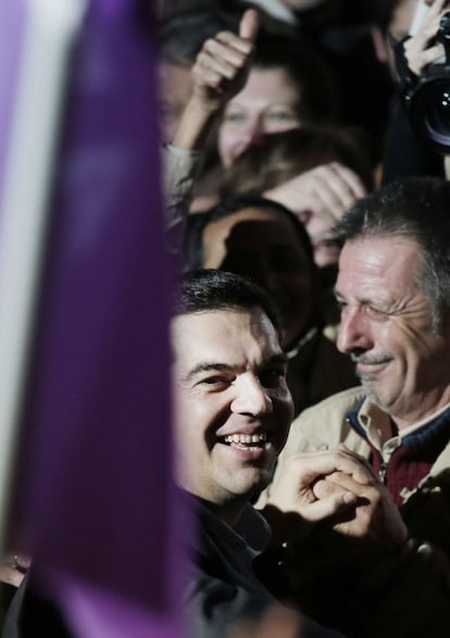 Alexis Tsipras (c), líder del principal partit de l'oposició Syriza, arribant a la seu del seu partit a Atenes. El partit d'Alexis Tsipras "assumeix la responsabilitat de formar un govern social de salvació i aplicar el programa de Tessalònica", és a dir, la proposta de govern de Syriza, han explicat fonts de la formació citades pel diari grec 'Kathimerini'.