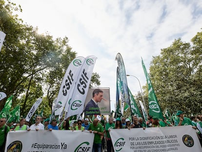 Varias personas participan, con pancartas, en una manifestación a favor de la subida salarial de los trabajadores públicos el 21 de septiembre en Madrid.