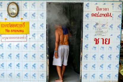 La rutina de desintoxicación es seguida por baños de vapor. En la imagen, uno de los pacientes entra en los baños, en el área de rehabilitación en Wat Thamkrabok.