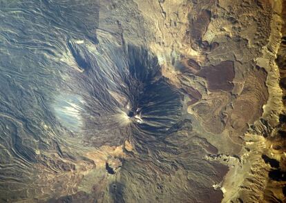 15 de juliol del 2009 és la data en la qual la vintena expedició de l'ISS va captar aquesta espectacular imatge zenital dels 3.718 metres del Teide. A la imatge, també s'aprecia el volcà de Pico Viejo, que s'alça fins als 3.135 metres.