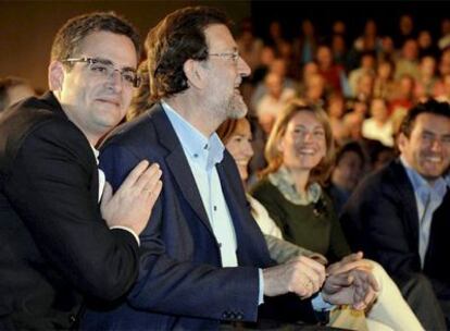 Antonio Basagoiti (en primer término) da una palmada a Mariano Rajoy en un momento del mitin. En segundo término y de izquierda a derecha, la candidata vizcaína Esther Martínez y los guipuzcoanos Arantza Quiroga y Borja Sémper.