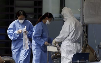 Varios miembros de un equipo médico permanecen a las puertas del ala de emergencias de un centro médico, este martes en Seúl.