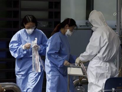 Varios miembros de un equipo médico permanecen a las puertas del ala de emergencias de un centro médico, este martes en Seúl.