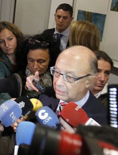 El ministro de Hacienda, Crist&oacute;bal Montoro, atiende a los medios antes de la Junta ordinaria de la CEOE.