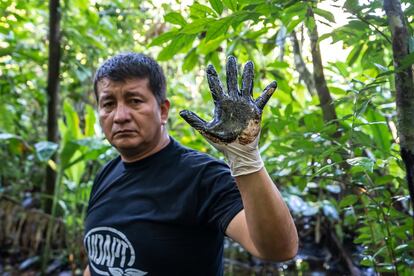 A entidade que representa a maioria das comunidades indígenas e camponesas das províncias de Sucumbíos e Orellana contaminadas pelas petroleiras se chama UDAPT e propõe um roteiro turístico para sensibilizar os visitantes sobre a grave crise ambiental da região. Donald Moncayo, agricultor da UDAPT, acompanha os participantes durante o 'Toxic Tour' na província de Sucumbíos, Equador.