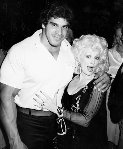 Lou Ferrigno y Dolly Parton posan juntos tras un concierto en 1979.