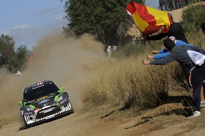 Los pilotos estadounidense Ken Block y Alex Gelsomino, en una de las etapas del Rally de España, en 2011.