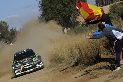 Los pilotos estadounidense Ken Block y Alex Gelsomino, en una de las etapas del Rally de España, en 2011. 