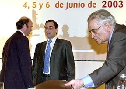 Luis de Guindos (a la izquierda) conversa con Jaime Caruana. En primer plano, Luis Ángel Rojo.