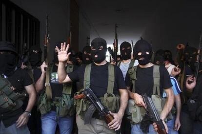 Hombres armados pertenecientes al clan chi&iacute; Meqdad, el mi&eacute;rcoles en Beirut. 