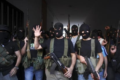 Hombres armados pertenecientes al clan chií Meqdad, el miércoles en Beirut.