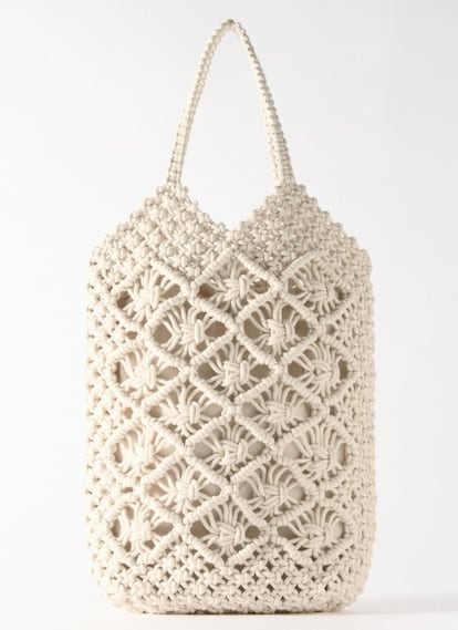 Este ‘shopper XL’ de Zara, en macramé y en tono crudo, es todo lo que necesitas durante los próximos meses, ya que es súper versátil y es perfecto para lucirlo tanto sobre el asfalto, como en una jornada de playa. 29,95 €