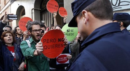 Protestors stage an ‘escrache’ outside the home of Finance Minister Cristóbal Montoro in April of this year.