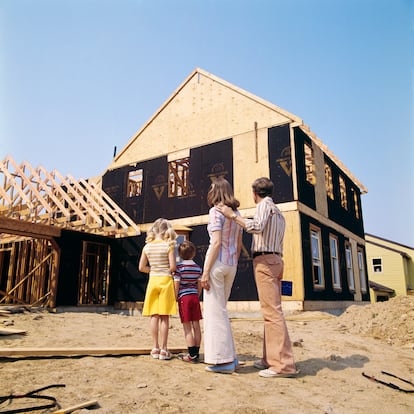 Una familia estadounidense observa cmo construyen su casa en los a?os setenta.