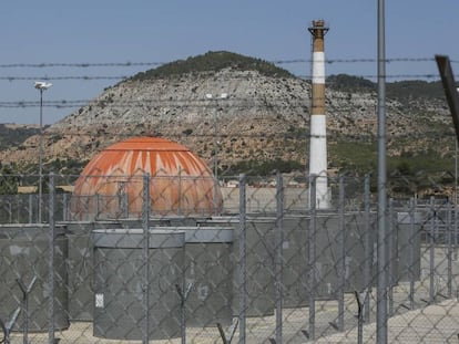 Contenedores de combustible nuclear gastado almacenado junto a la central de Zorita.