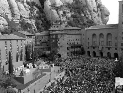 El monasterio de Montserrat durante el 50ª aniversario de la entronización de su Virgen, en 1997.