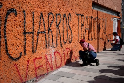 Algunos también se han dirigido a las oficinas de la sección 9 del Sindicato Nacional de Trabajadores de la Educación (SNTE). 