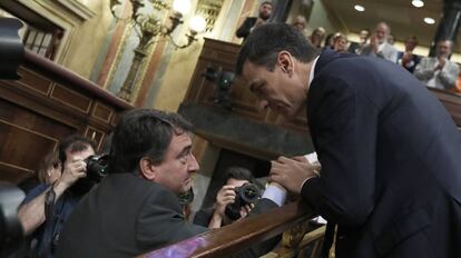 Pedro Sánchez (Pedro Sanchez), nuevo presidente del Gobierno saluda a Aitor Esteban, portavoz del PNV.