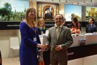 Imagen cedida por la Junta de Andalucía del consejero de Turismo y Comercio, Rafael Rodríguez durante la segunda jornada de su visita a la Feria Internacional de Turismo de Moscú (MITT 2014), donde ratificó el convenio de cooperación con Natalie Tour, el operador turístico ruso que lidera con diferencia en el mercado español. EFE/Junta de Andalucía