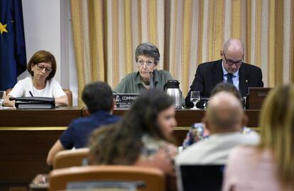 La administradora provisional única de la corporación RTVE, Rosa María Mateo ,junto a Alicia Piquer Sancho, secretaria primera de la Comisión Mixta Control Parlamento de la Corporación RTVE,