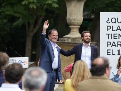 Carlos Iturgaitz (izquierda) y Pablo Casado, durante el acto cierre de campaña electoral del PP en Vitoria.